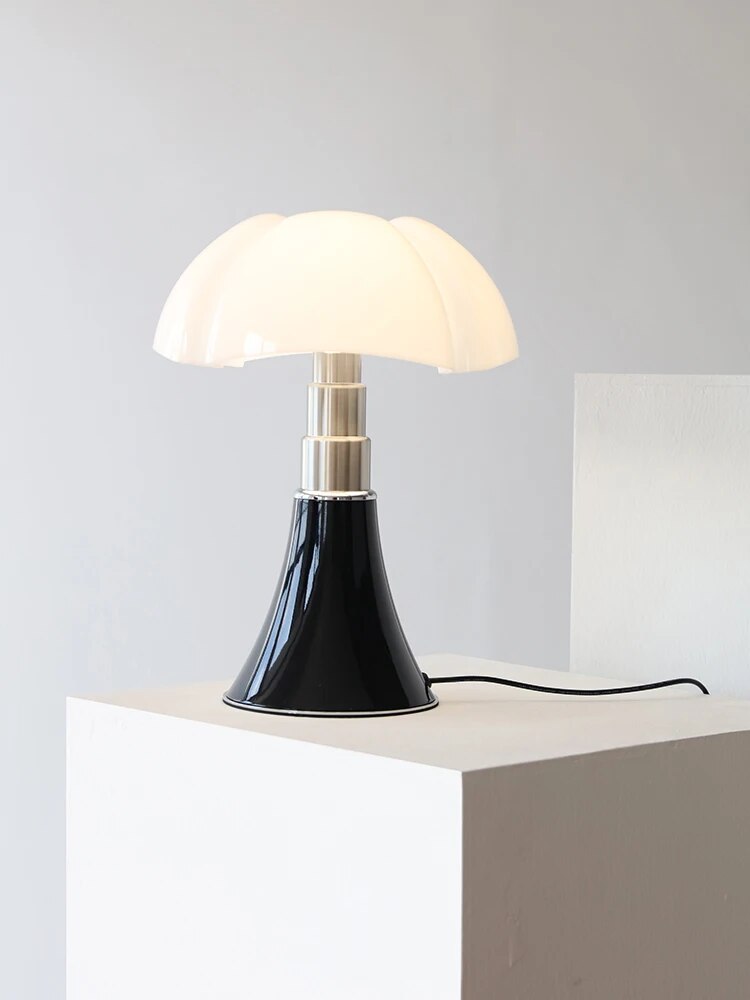 Elegante Tafellamp Met Bloemdesign Voor Sfeervolle Verlichting En Moderne Interieurs