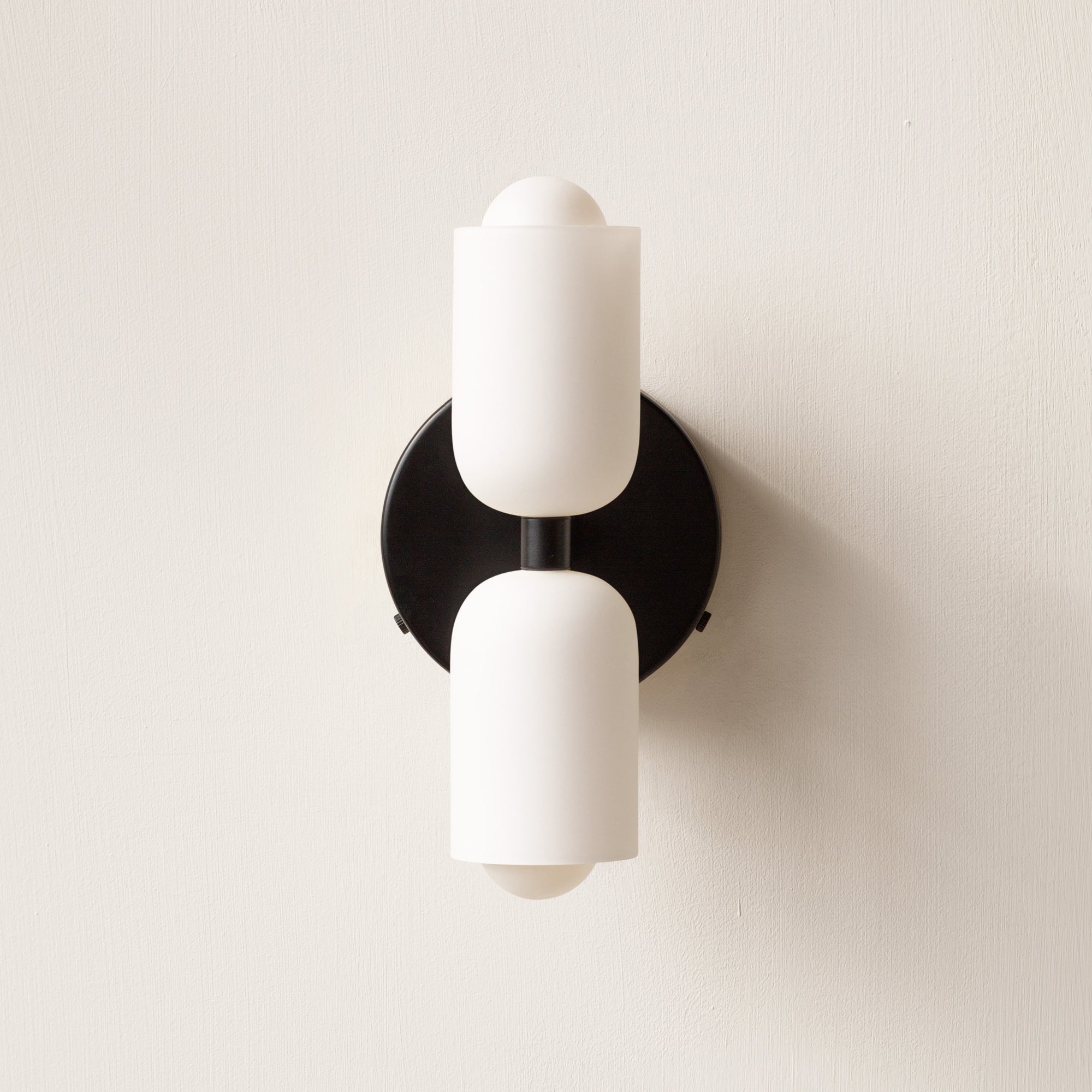 Wandlamp Met Dubbele Lichtbundel En Crème Kappen