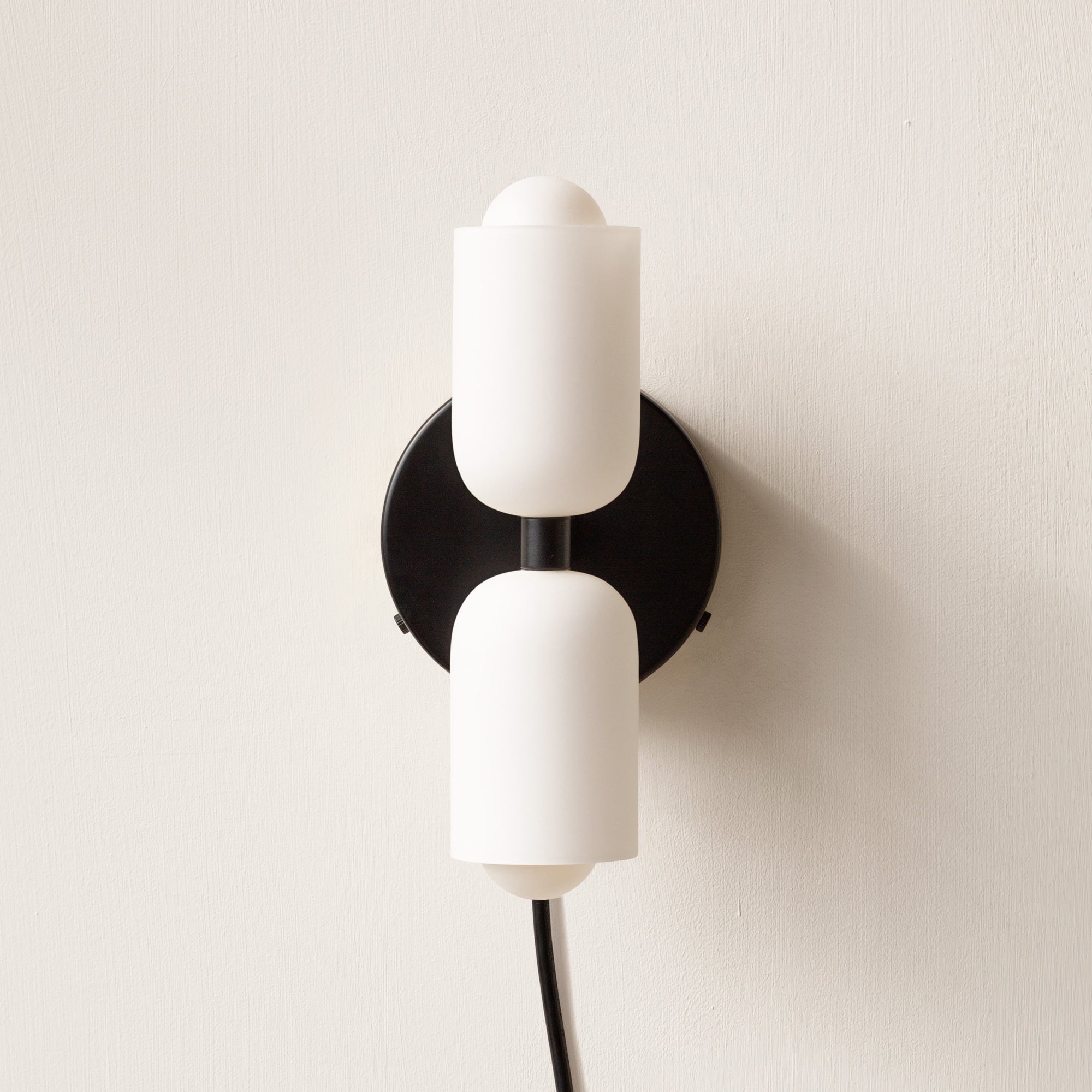 Wandlamp Met Dubbele Lichtbundel En Crème Kappen