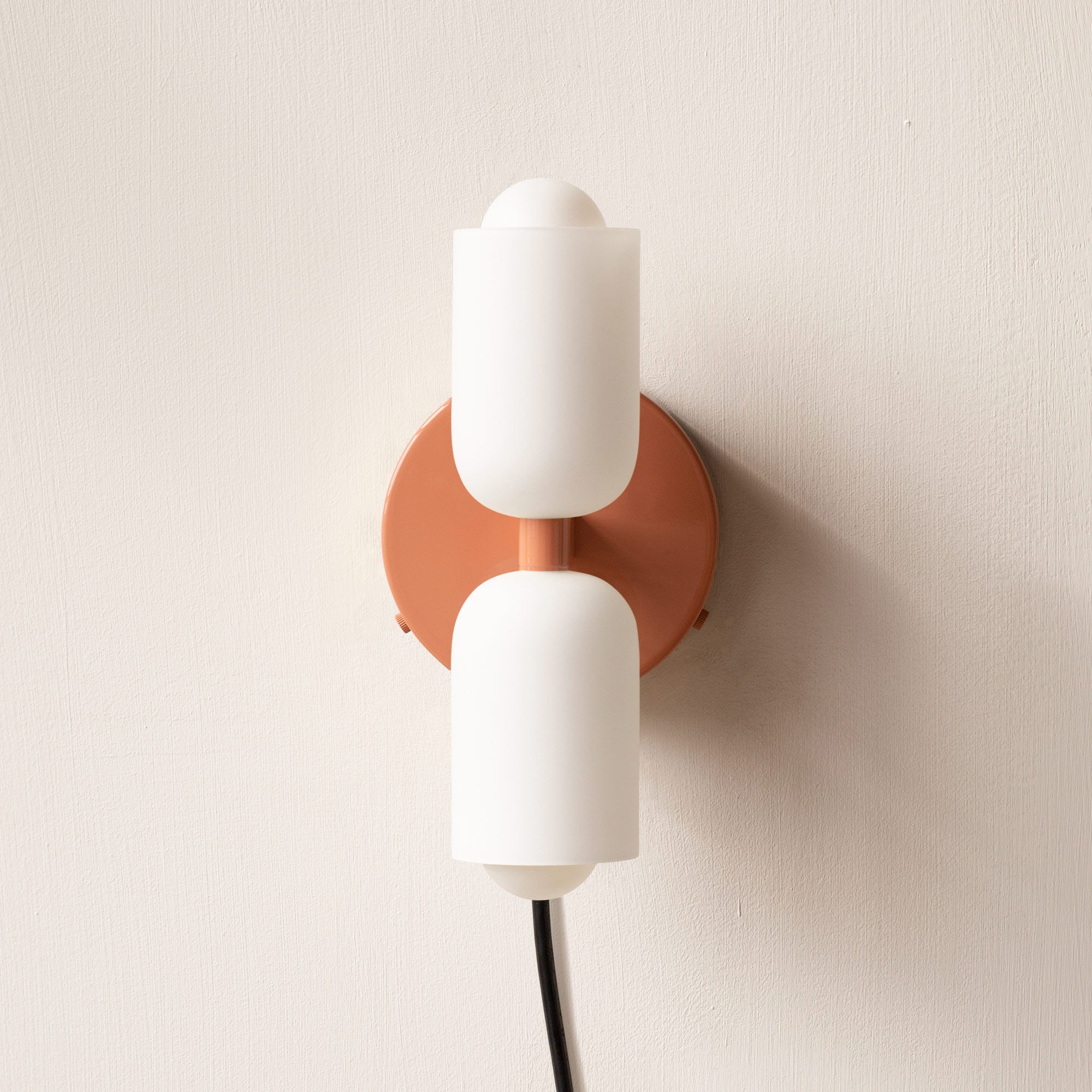 Wandlamp Met Dubbele Lichtbundel En Crème Kappen