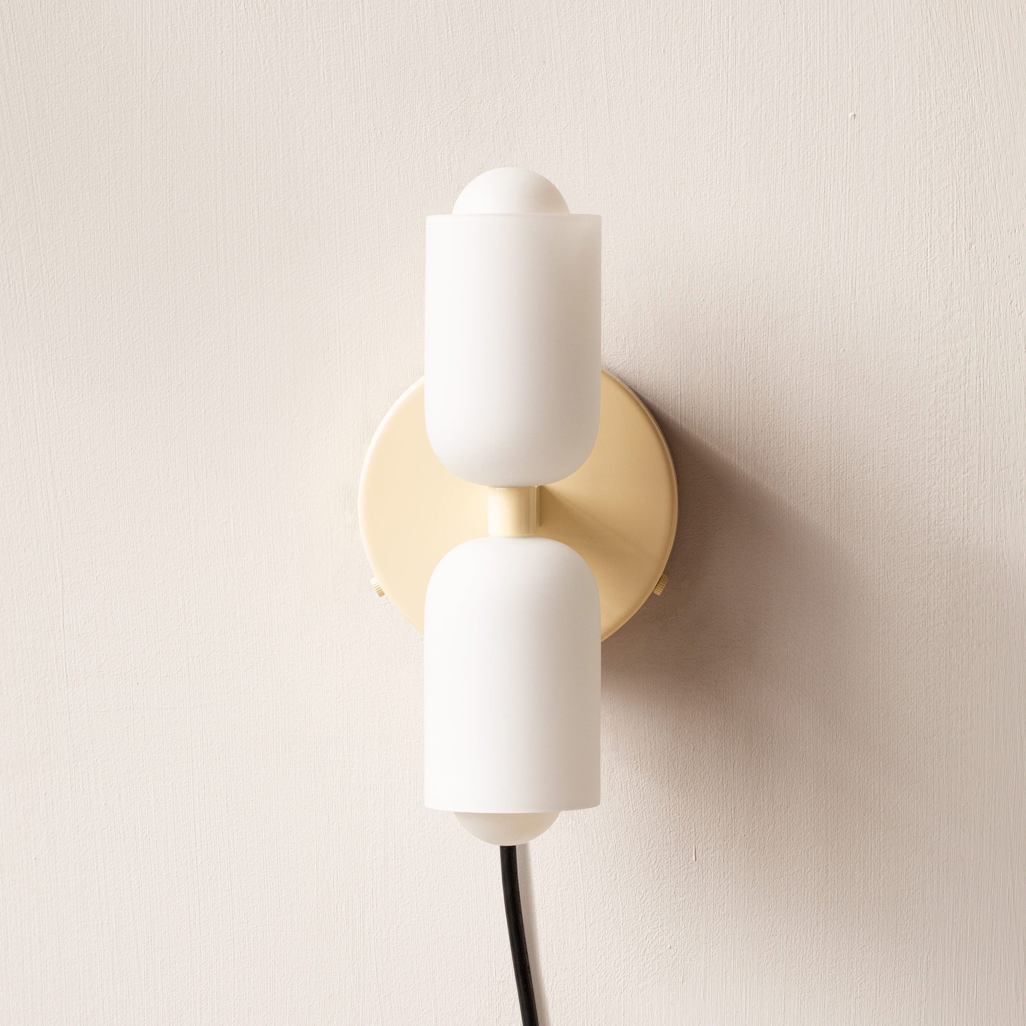 Wandlamp Met Dubbele Lichtbundel En Crème Kappen
