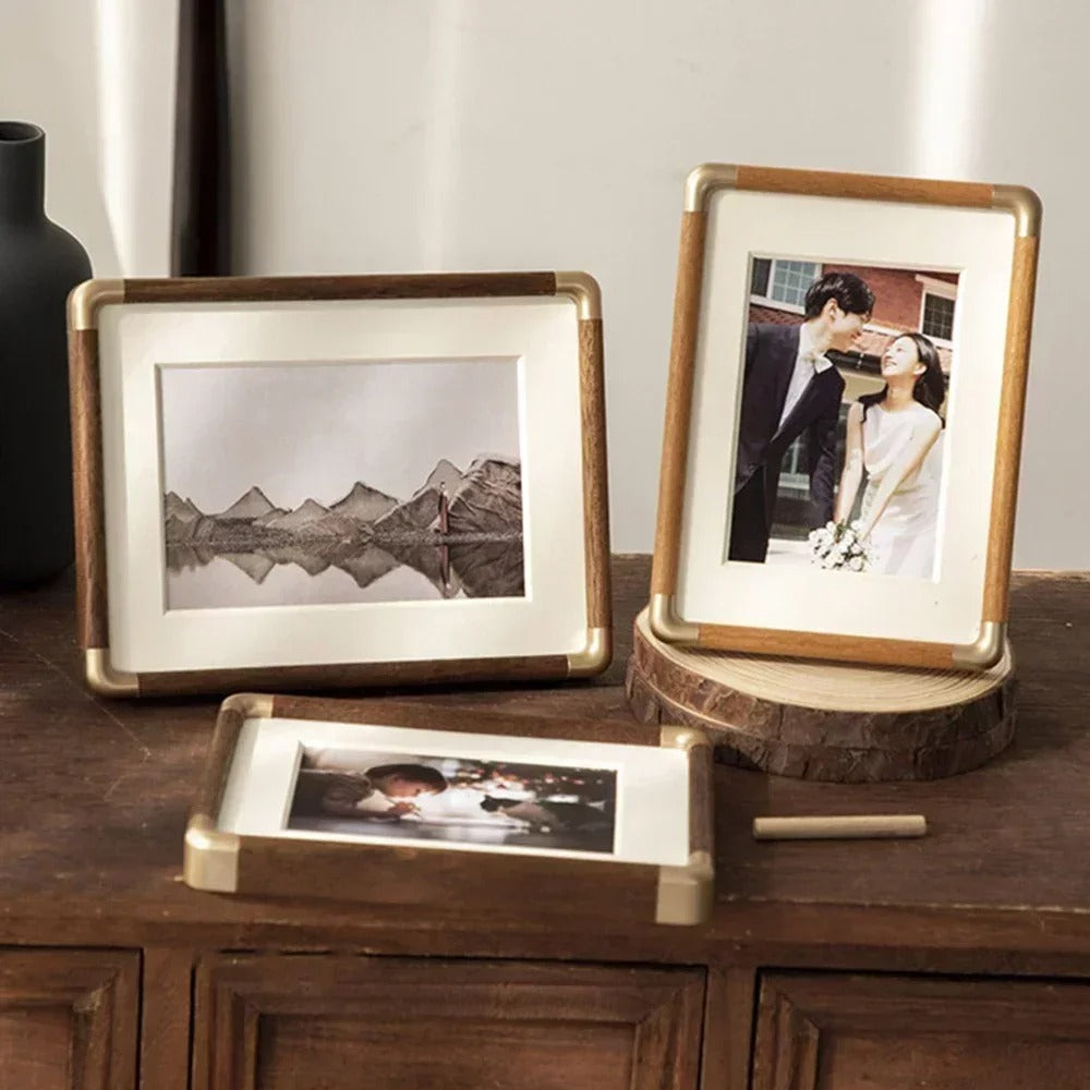 Houten tafelfotolijst met metalen hoekaccenten voor diverse formaten