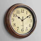 Houten Wandklok Met Stil Mechanisme En Klassiek Ontwerp