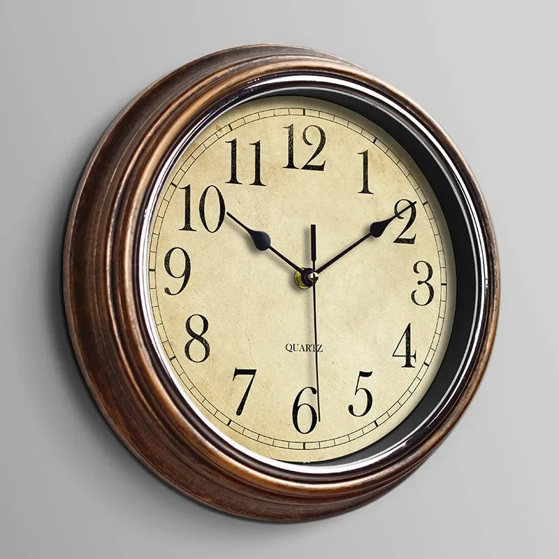 Houten Wandklok Met Stil Mechanisme En Klassiek Ontwerp