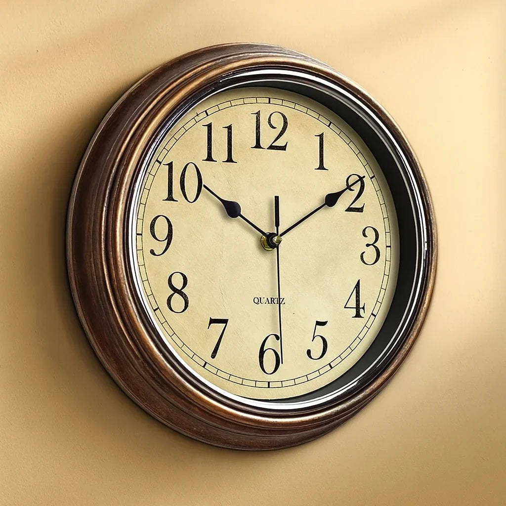 Houten Wandklok Met Stil Mechanisme En Klassiek Ontwerp