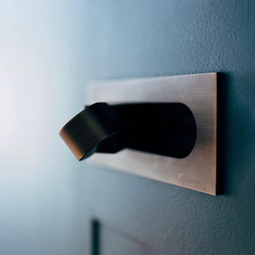 Moderne Bedlamp met Verstelbare LED‑Kop en Strakke Aluminium Constructie