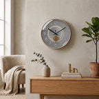 Ronde Wandklok Met Donker Uurwerk En Decoratieve Afwerking