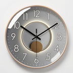 Ronde Wandklok Met Donker Uurwerk En Decoratieve Afwerking