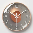 Ronde Wandklok Met Donker Uurwerk En Decoratieve Afwerking