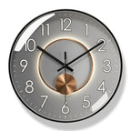Ronde Wandklok Met Donker Uurwerk En Decoratieve Afwerking