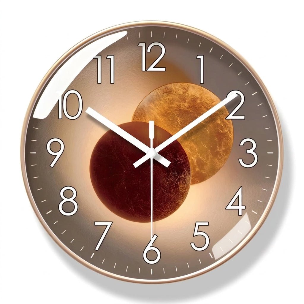 Ronde Wandklok Met Donker Uurwerk En Decoratieve Afwerking