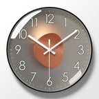Ronde Wandklok Met Donker Uurwerk En Decoratieve Afwerking