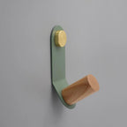 Wandhaak Met Scandinavisch Ontwerp En Eikenhouten Accent