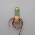 Wandhaak Met Scandinavisch Ontwerp En Eikenhouten Accent