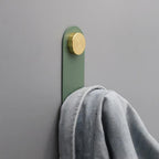Wandhaak Met Scandinavisch Ontwerp En Eikenhouten Accent