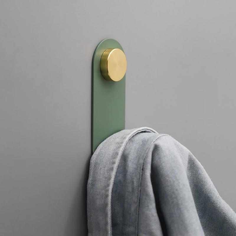 Wandhaak Met Scandinavisch Ontwerp En Eikenhouten Accent