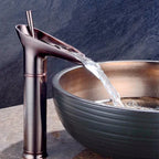 Antieke Wastafelkraan met Watervaluitloop en Klassieke Messingconstructie