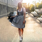 Dirndl Jurk Met Schort En Veterdetail Voor Een Klassieke Uitstraling