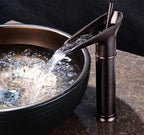 Antieke Wastafelkraan met Watervaluitloop en Klassieke Messingconstructie