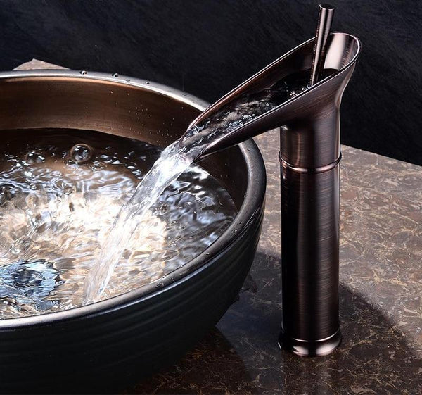 Antieke Wastafelkraan met Watervaluitloop en Klassieke Messingconstructie