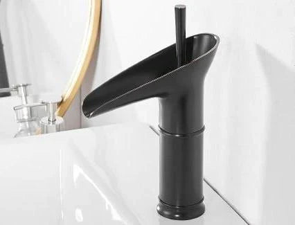 Antieke Wastafelkraan met Watervaluitloop en Klassieke Messingconstructie
