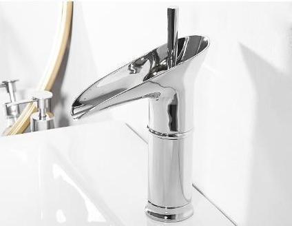Antieke Wastafelkraan met Watervaluitloop en Klassieke Messingconstructie