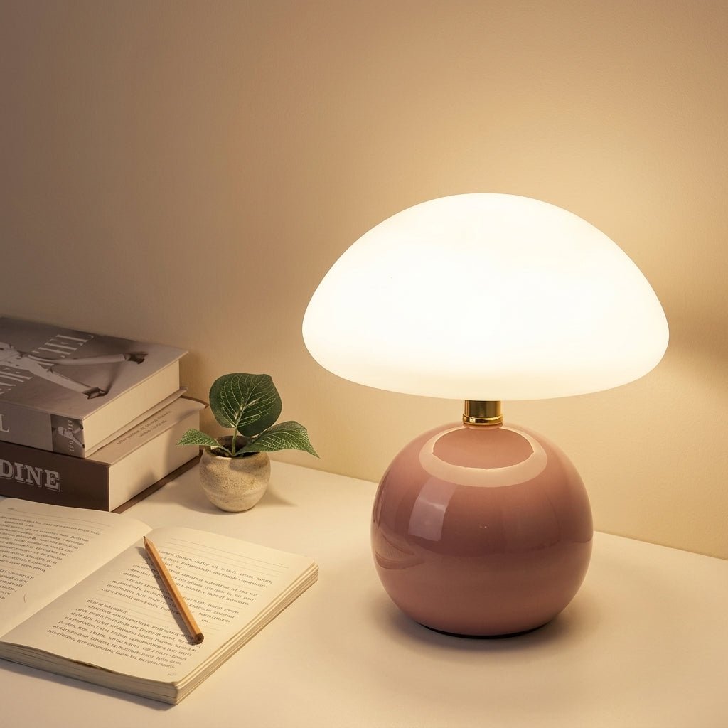 Decoratieve Tafellamp Met Bolvoet En Brede Kap