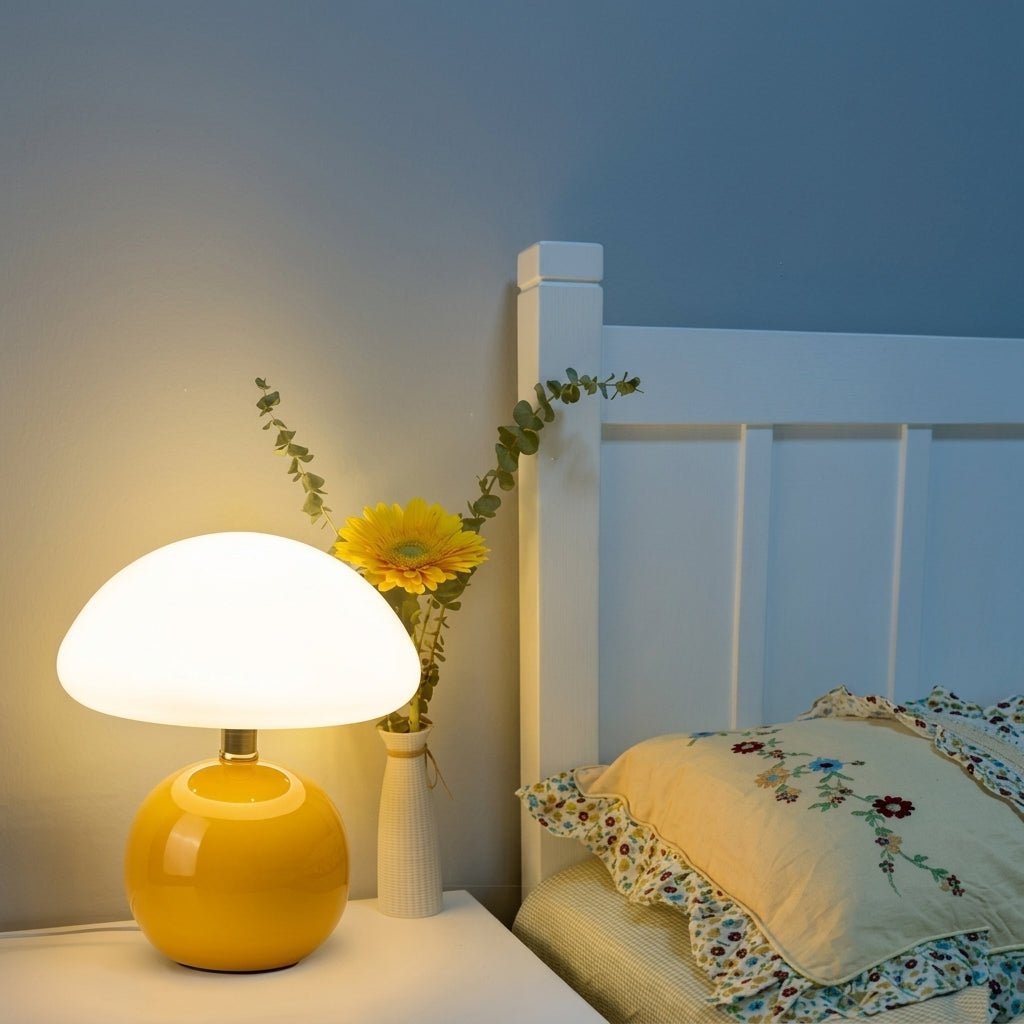 Decoratieve Tafellamp Met Bolvoet En Brede Kap