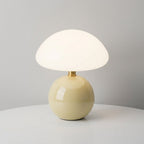 Decoratieve Tafellamp Met Bolvoet En Brede Kap