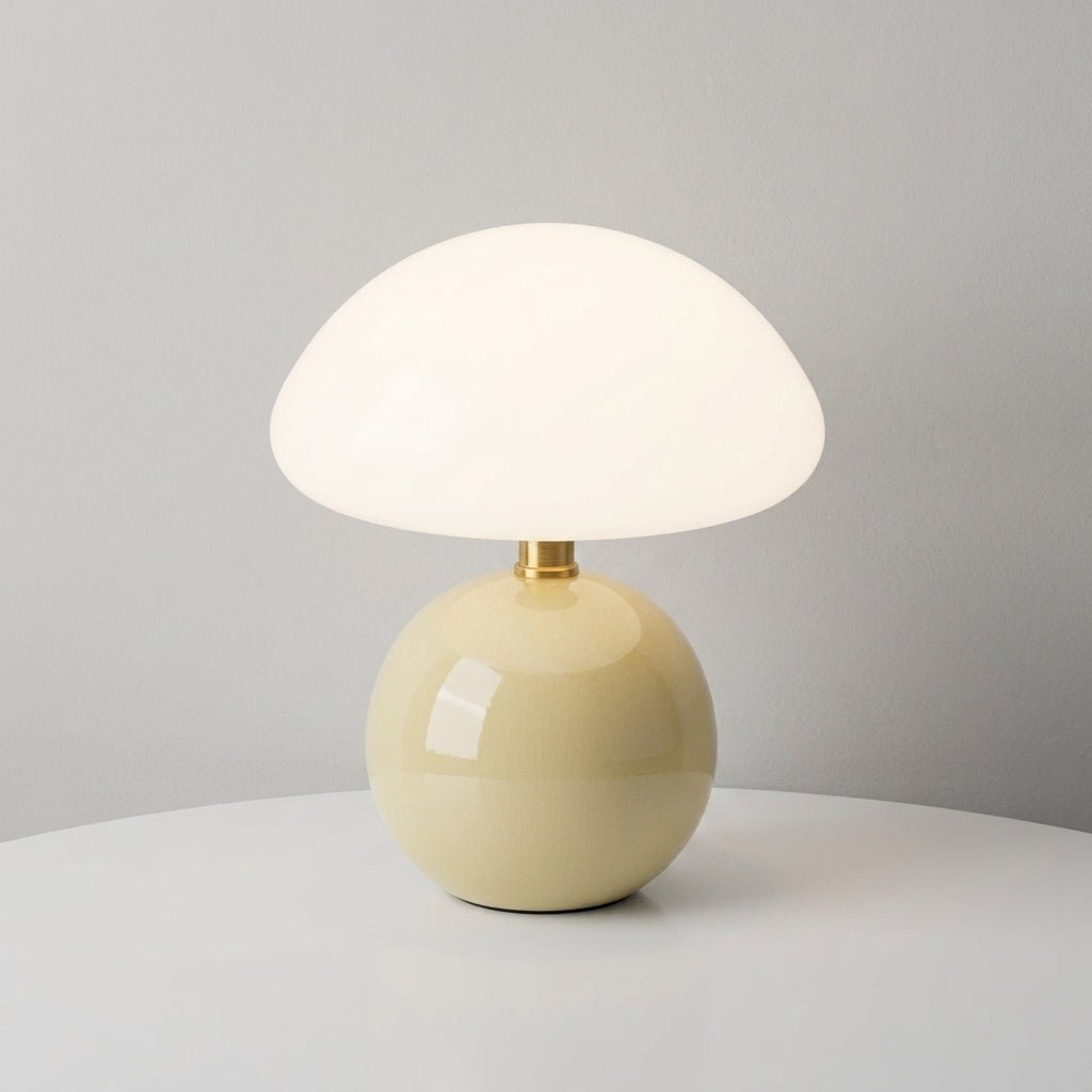 Decoratieve Tafellamp Met Bolvoet En Brede Kap
