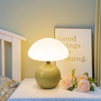 Decoratieve Tafellamp Met Bolvoet En Brede Kap