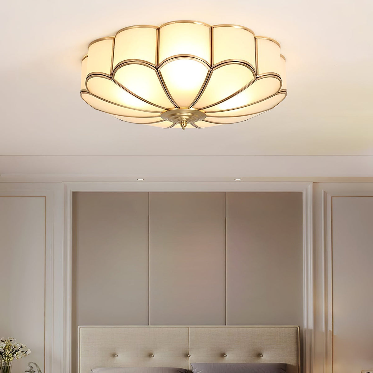 Art Deco Plafondlamp Met Bloemdesign En Matglazen Kap