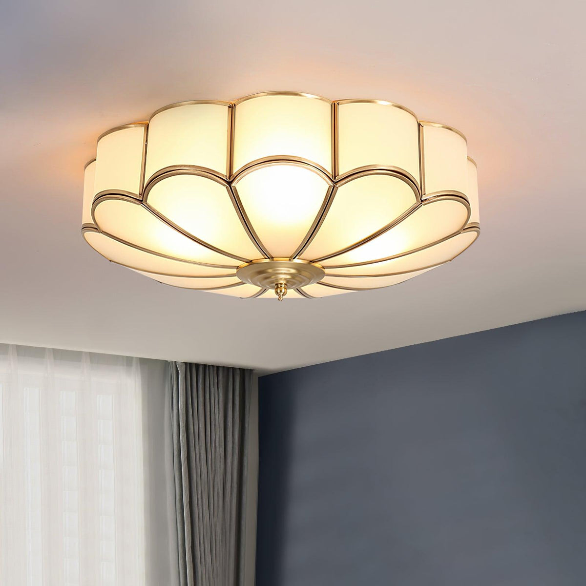 Art Deco Plafondlamp Met Bloemdesign En Matglazen Kap