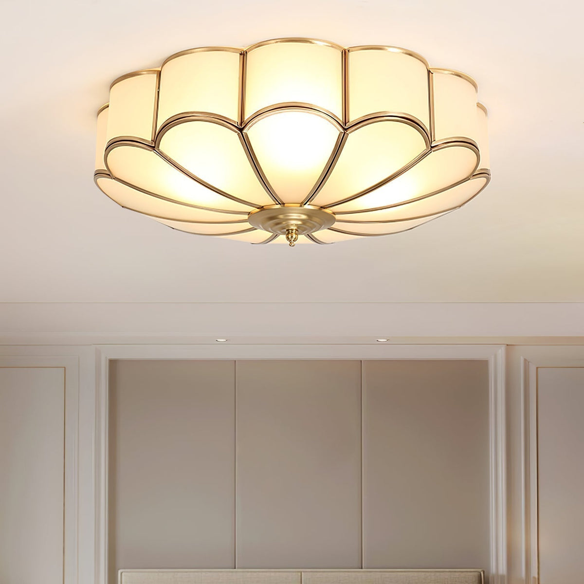 Art Deco Plafondlamp Met Bloemdesign En Matglazen Kap