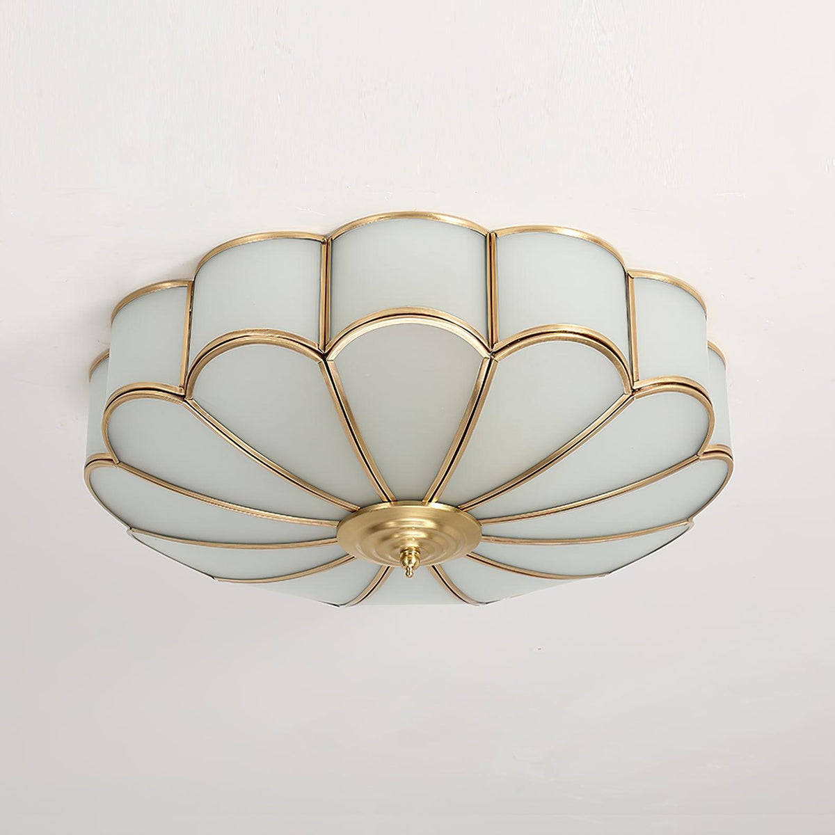 Art Deco Plafondlamp Met Bloemdesign En Matglazen Kap
