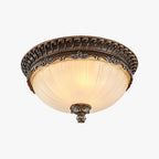 Retro Plafondlamp Met Glazen Koepel En Sierlijke Ornamentrand Voor Klassieke Interieurs