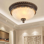 Retro Plafondlamp Met Glazen Koepel En Sierlijke Ornamentrand Voor Klassieke Interieurs