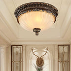Retro Plafondlamp Met Glazen Koepel En Sierlijke Ornamentrand Voor Klassieke Interieurs
