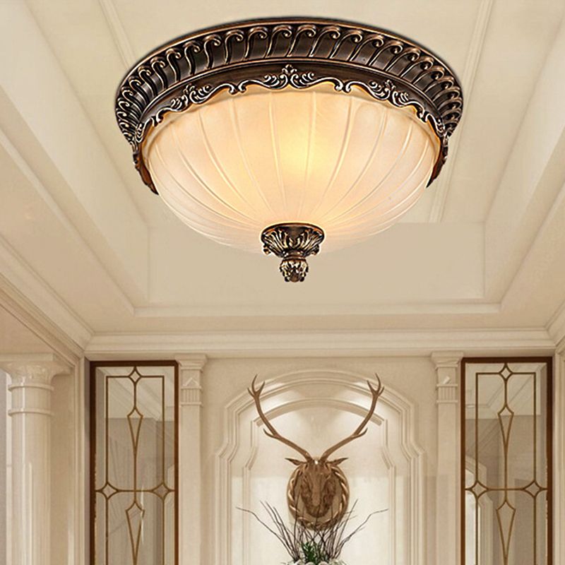 Retro Plafondlamp Met Glazen Koepel En Sierlijke Ornamentrand Voor Klassieke Interieurs