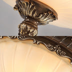 Retro Plafondlamp Met Glazen Koepel En Sierlijke Ornamentrand Voor Klassieke Interieurs