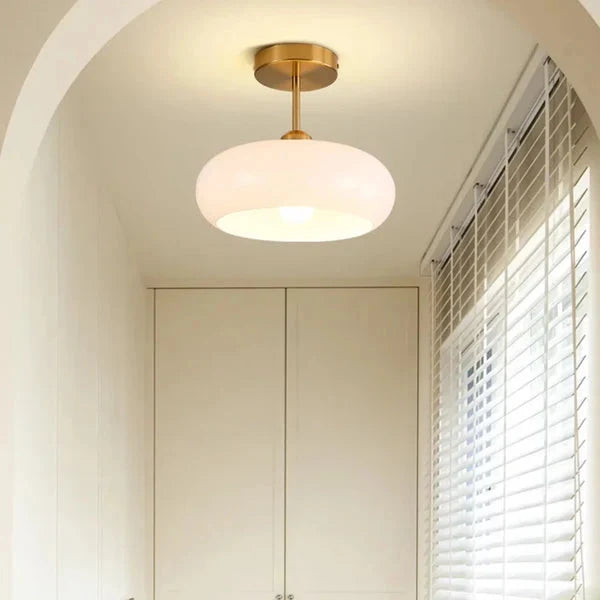 Retro Plafondlamp Met Ronde Glazen Kap En Zachte Lichtverdeling