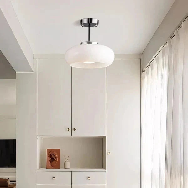 Retro Plafondlamp Met Ronde Glazen Kap En Zachte Lichtverdeling