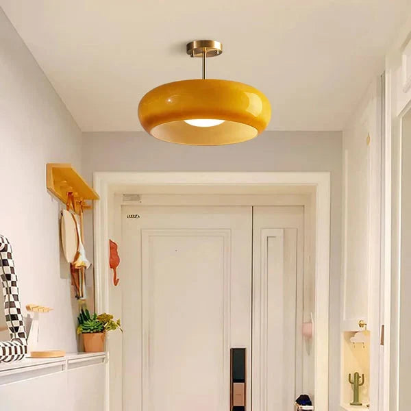 Retro Plafondlamp Met Ronde Glazen Kap En Zachte Lichtverdeling