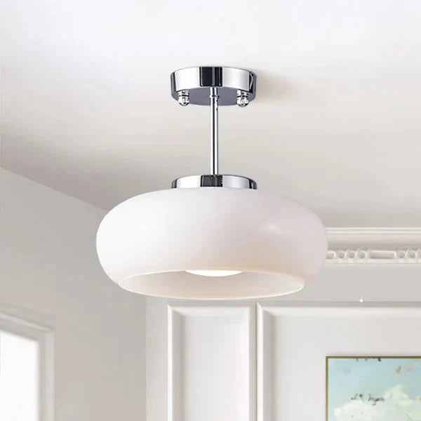 Retro Plafondlamp Met Ronde Glazen Kap En Zachte Lichtverdeling