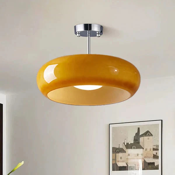 Retro Plafondlamp Met Ronde Glazen Kap En Zachte Lichtverdeling