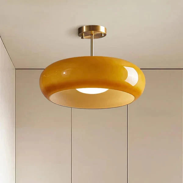 Retro Plafondlamp Met Ronde Glazen Kap En Zachte Lichtverdeling
