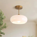 Retro Plafondlamp Met Ronde Glazen Kap En Zachte Lichtverdeling