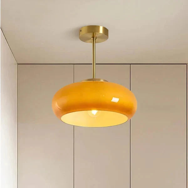 Retro Plafondlamp Met Ronde Glazen Kap En Zachte Lichtverdeling