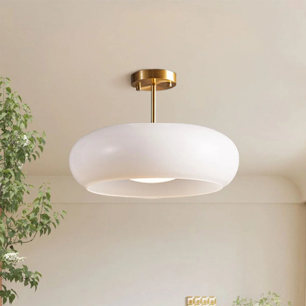 Retro Plafondlamp Met Ronde Glazen Kap En Zachte Lichtverdeling