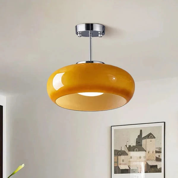 Retro Plafondlamp Met Ronde Glazen Kap En Zachte Lichtverdeling